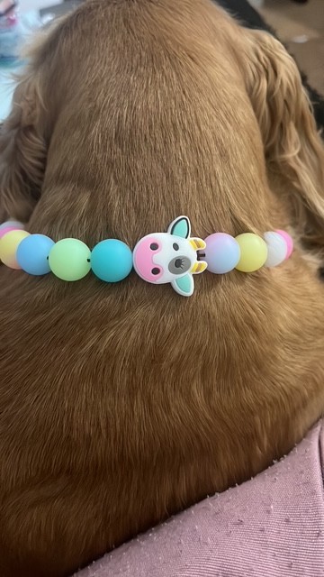 collar con bolitas que brillan en la oscuridad